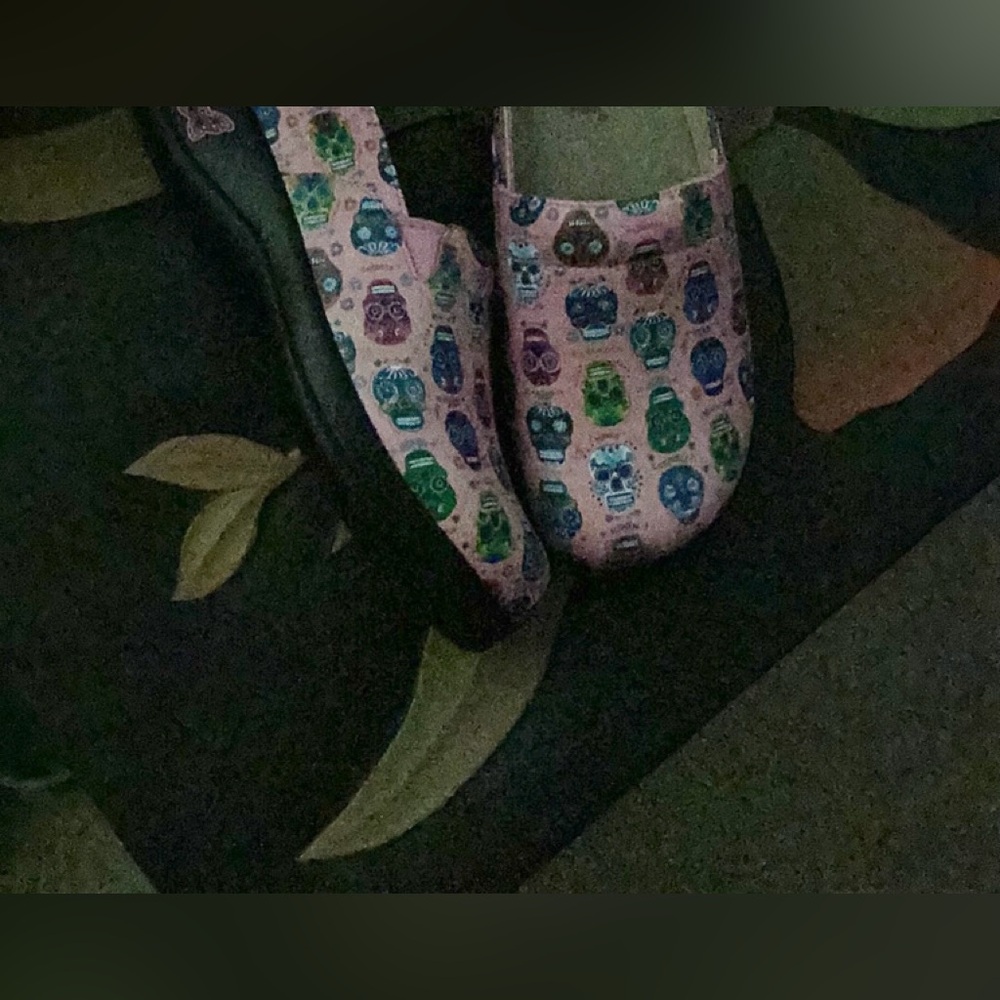 Allegria pink sugar skull clogs